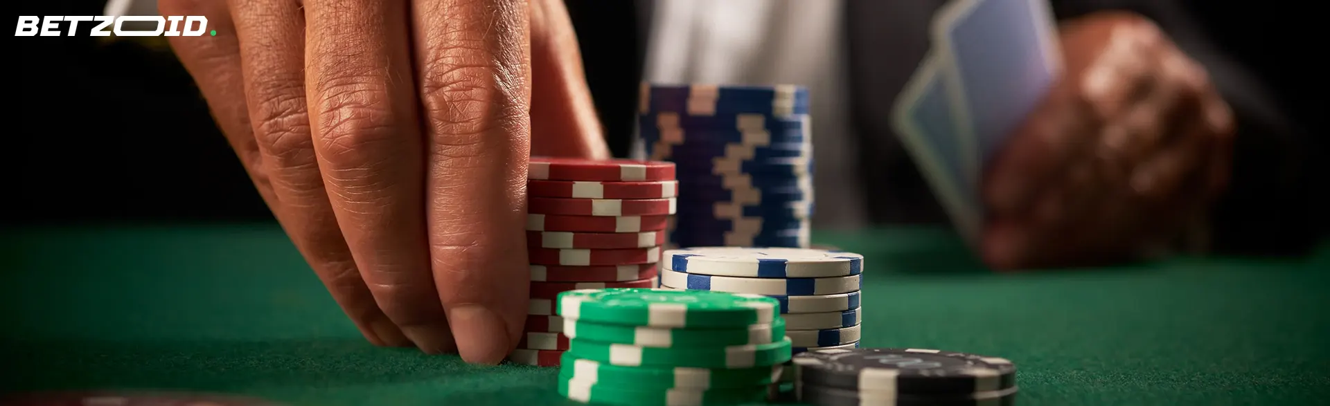 El jugador coloca fichas de casino frente a él.