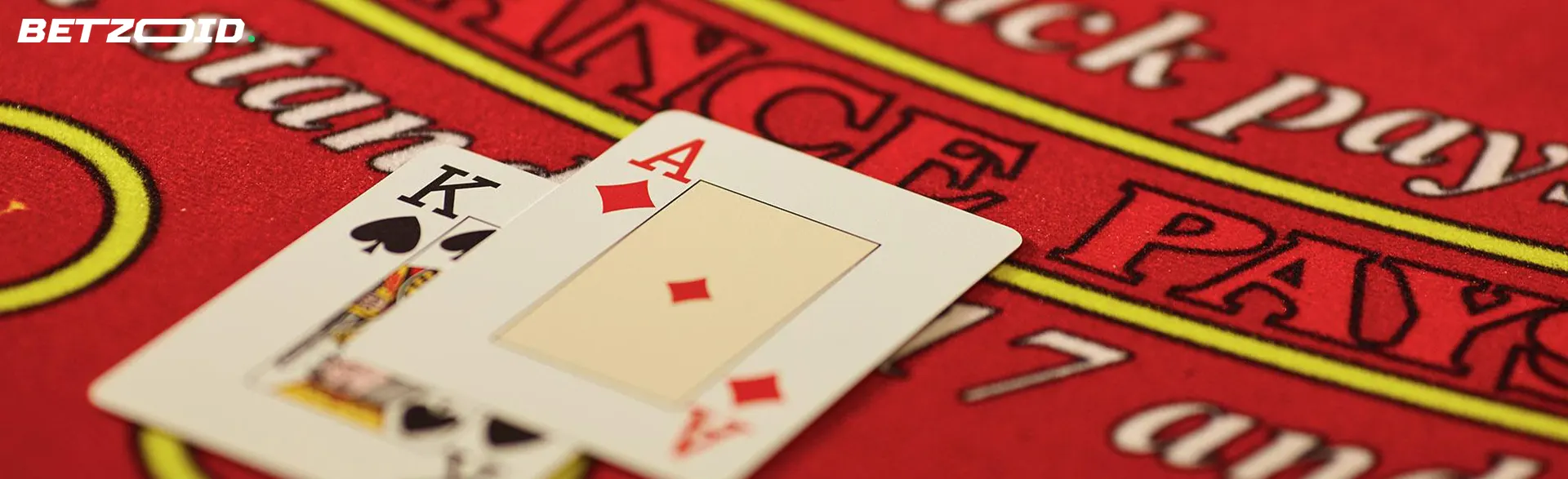 Hay dos cartas sobre la mesa del casino.